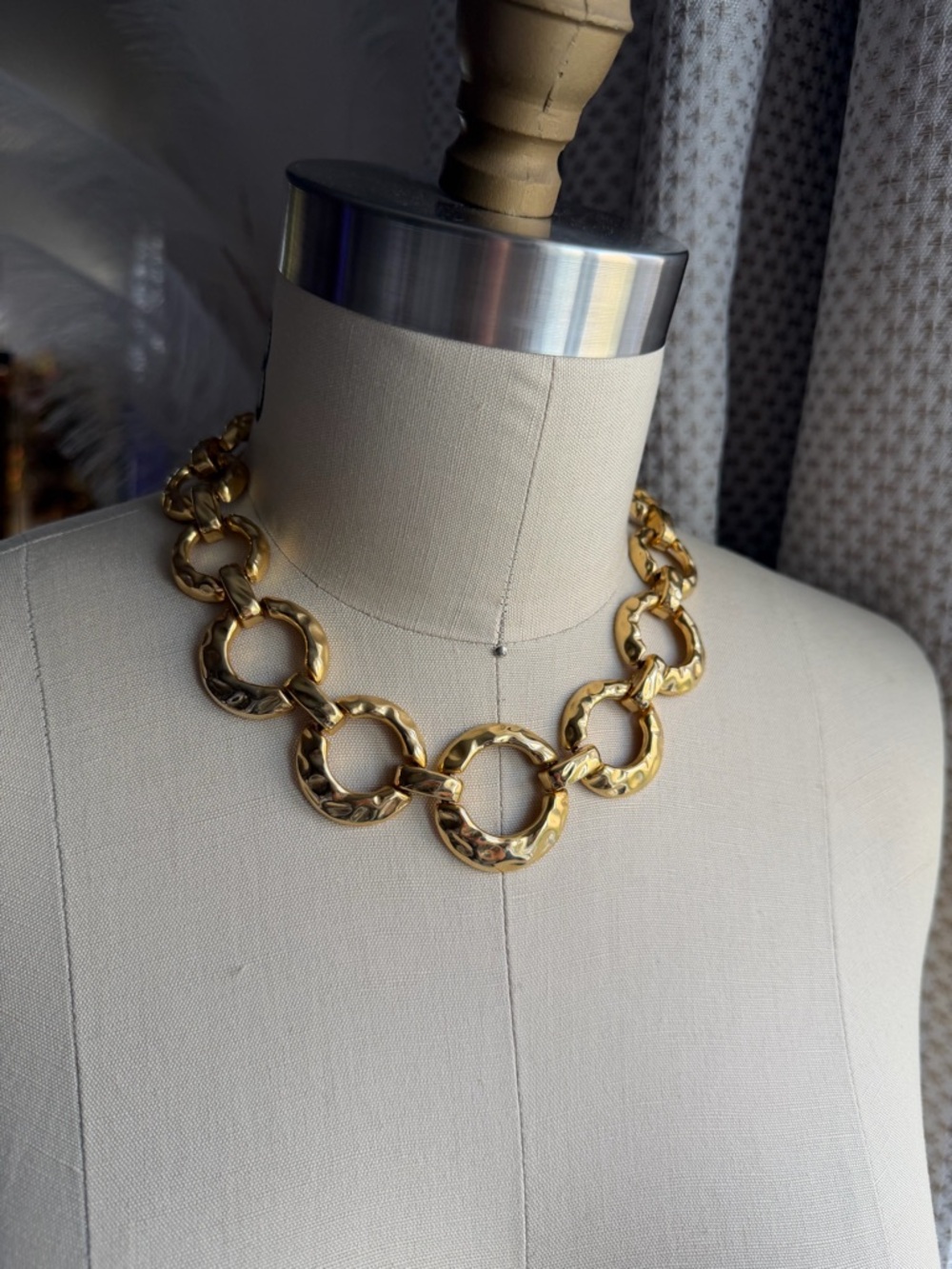 Vintage | Hammered Chunky Textured Gold Link Circle Statement 17.5” Necklace - Picture 11 of 13